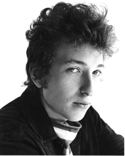 Bob Dylan en un retrato realizado por Michael Ochs, uno de los fotógrafos esenciales en los inicios del rock. Ochs es hermano de Phil Ochs, cantautor de final desdichado (se ahorcó en 1976 con 35 años) que influyó en el primer Dylan. Los dos tuvieron una relación conflictiva, ya que Ochs, bastante más radical en sus opiniones izquierdistas, acusó a Dylan de haberse “ablandado”. Phil Ochs fue el que dijo eso de: “En estos tiempos tan feos la verdadera protesta es la belleza”.