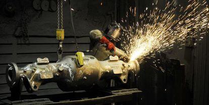 Un operario trabaja sobre una pieza en una empresa alavesa del Metal.
