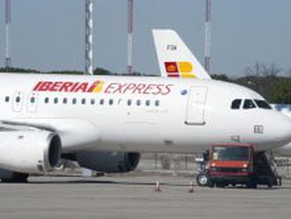 Un Airbus A320 de Iberia Express junto a un avi&oacute;n de Iberia.