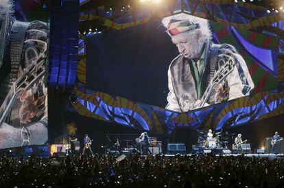 El guitarrista Keith Richards, en pantalla gigante.