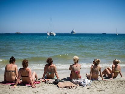 Un grupo de mujeres en una playa de Ibiza.