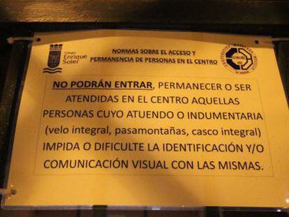 Cartel del colegio Enrique Soler de Melilla que ha desatado la polémica.