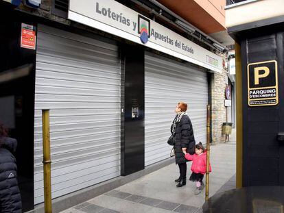 Una mujer lee el comunicado en la puerta de la administración de La Bruixa d'Or de Sort, cerrada este viernes.