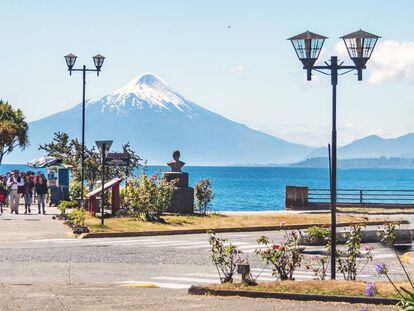 La plaza de Armas con vistas al volcán Osorno.
