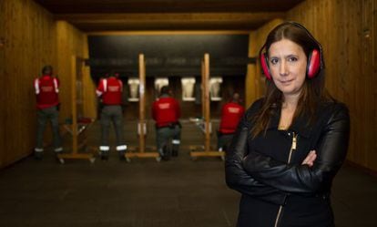 La escritora Dolores Redondo posa en la galer&iacute;a de tiro de la Policia Foral  en la comisar&iacute;a de Pamplona durante un ejercicio de tiro. 