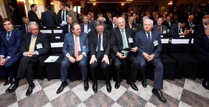 En el centro, el Presidente de la Gereralitat Valenciana, Ximo Puig, sentado junto a los empresarios, Vicente Boluda, a la izquierda, y Juan Roig y Francisco G&oacute;mez, a la derecha