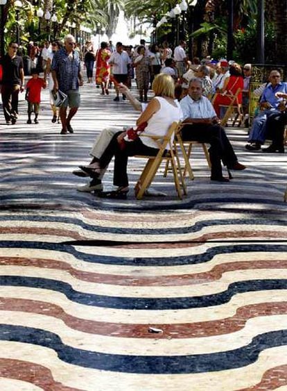 El paseo de la Explanada de Alicante, ayer, con las teselas originales que serán sustituidas.