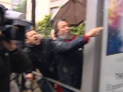 Castristas y anticastristas se enfrentan en la embajada de Cuba en Madrid