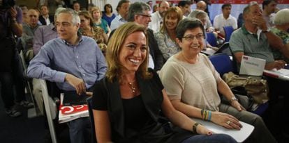 Carmen Chacón, delante del secretario general del PSC, Pere Navarro, en el comité federal del PSOE.