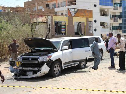 La policía sudanesa junto a los vehículos que formaban parte del convoy del primer ministro Abdallah Hamdok, atacado este lunes en Jartum.