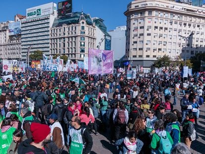 Miles de personas se han manifestado para exigir justicia por la muerte del militante Facundo Molares durante un operativo policial en Buenos Aires (Argentina).