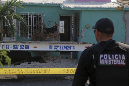 Un polic&iacute;a resguarda la escena de un asesinato en Veracruz.