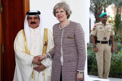 La primera ministra británica, Theresa May, junto al rey de Bahréin, Hamad bin Isa al Khalifa.