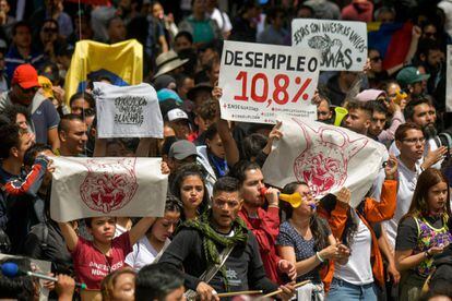 Estudiantes y trabajadores colombianos toman este jueves las calles de Colombia para protestar contra la política económica y social del presidente Iván Duque. En la imagen, manifestantes en Bogotá.