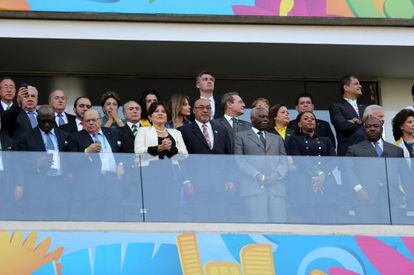  Los presidentes de Brasil, Dilma Rousseff; Paraguay, Horacio Cartes; Ecuador, Rafael Correa; el secretario general de la ONU, Ban Ki-moon (i), y el presidente de la FIFA, Joseph Blatter, entre otros, asisten al partido inaugural del Mundial. 