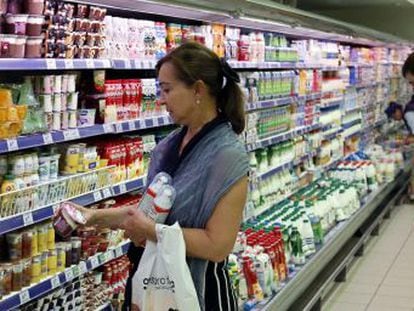 Mujer en un supermercado. 