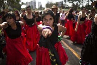 En Perú, las manifestantes realizaron la coreografía 'Un violador en tu camino' vestidas de rojo, en referencia al colectivo LasTesis de Chile.