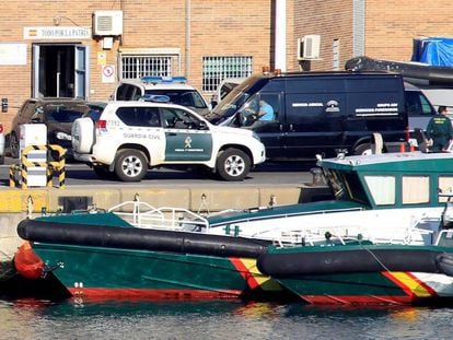 El vehículo de la funeraria se dispone a trasladar el cuerpo del niño en aguas de Algeciras (Cádiz).