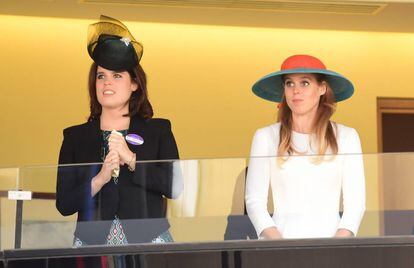 Las princesas Eugenia y, a la derecha, Beatriz de York, en Ascot, en 2015.