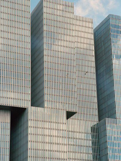 El Edificio De Rotterdam, una "ciudad vertical" frente al río, proyectada por OMA y terminada en 2013.