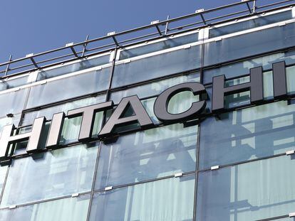 El logo de Hitachi en su sede de Zurich.