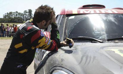 Nani Roma, de Mini, se lamenta tras sufrir una aver&iacute;a en su veh&iacute;culo durante la primera etapa del rally Dakar.