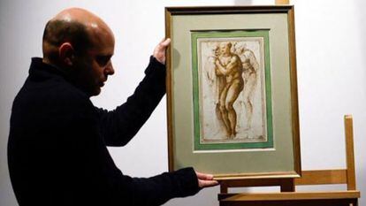 
Un dibujo del artista italiano Miguel Ángel, 'A nude young man (after Masaccio) surrounded by two figures', fue subastado este miércoles por más de 23 millones de euros por Christie’s. Es el precio más elevado alcanzado por el artista en subasta.