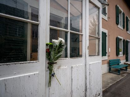 Flores en la puerta de entrada de la casa de Jean-Luc Godard en Rolle, Suiza.