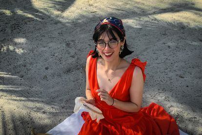 Alejandra Gavidia sonríe mientras borda.