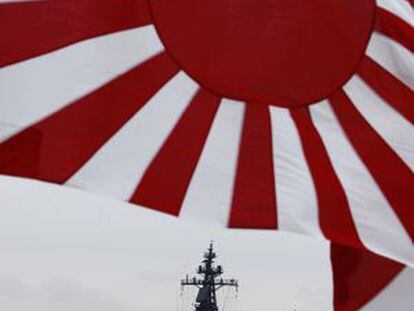El buque de autodefensa japonés, Kurama, en la bahía de Sagami.