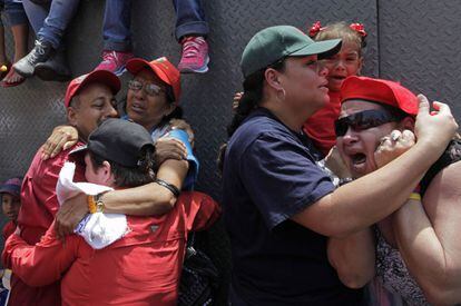 Venezolanos muestran su dolor durante el paso del féretro del presidente Chávez por las calles de Caracas.