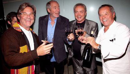Kurt Russell, a la izquierda, brinda durante una fiesta con el fotógrafo Greg Gorman, el actor Udo Kier y el cocinero Wolfgang Puck.