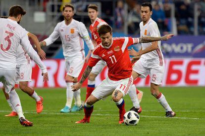 El jugador de Rusia, Fedor Smolov, controla el balón durante el partido amistoso.