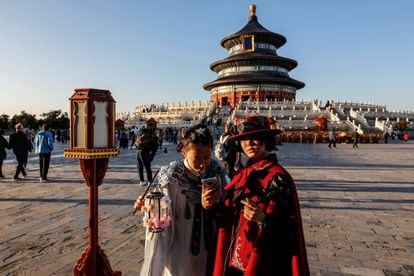 China celebra la 'Golden Week' (Semana Dorada)en torno al Día Nacional, que marca el 71º aniversario de la fundación de la República Popular. En la foto, los turistas visitan el Templo del Cielo en Pekín (China), durante los festejos que concluirán este miércoles.