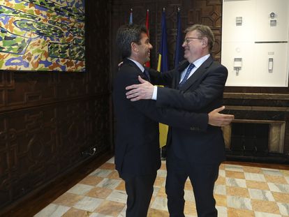 El presidente de la Generalitat en funciones, Ximo Puig (a la derecha), y el líder del PPCV y ganador de las pasadas elecciones autonómicas, Carlos Mazón, este martes en el Palau de la Generalitat.