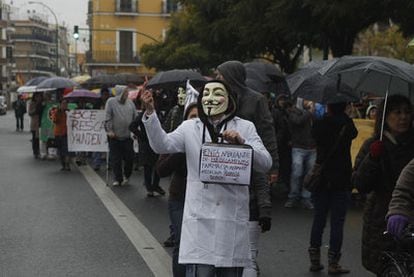 Uno de los manifestantes bromea con los posibles recortes en sanidad,  ayer en la protesta convocada por el 15-M de Sevilla para defender la sanidad pública.
