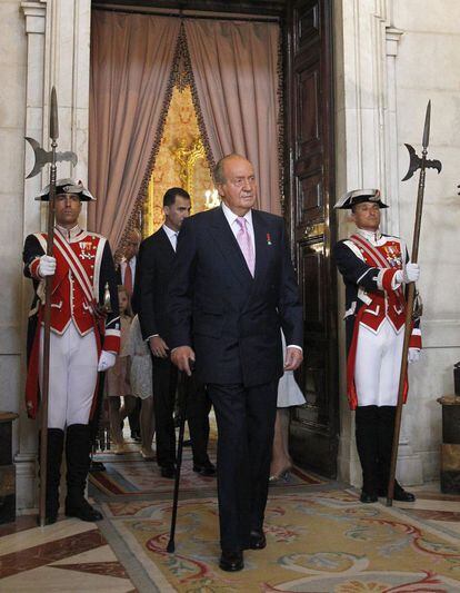 El Rey Juan Carlos entra al Salón de Columnas del Palacio Real.