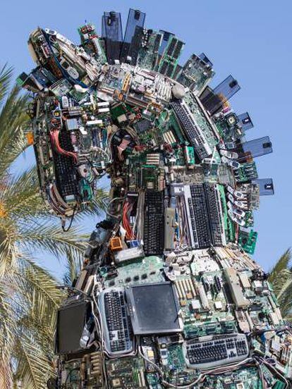 Escultura con piezas de ordenador en el campus de la Universidad de Tel Aviv.