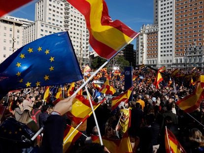 La concentración contra la ley de amnistía en la Plaza de España de Madrid, en imágenes