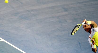 Nadal efectúa un servicio ante Raonic.