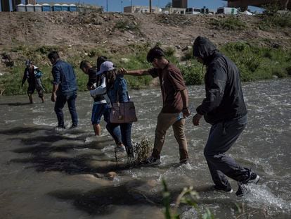 Un grupo de migrantes cruza el río Bravo hacía Estados Unidos, en Ciudad Juárez, el 30 de noviembre de 2022.