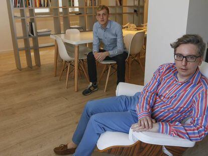 Manuel R&oacute;denas (derecha) y el escritor franc&eacute;s &Eacute;douard Louis, en el hogar para v&iacute;ctimas de la homofobia abierto en Madrid.