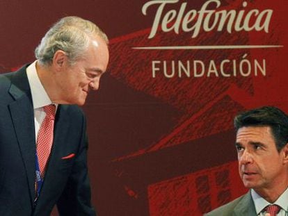 El ministro de Industria, Jos&eacute; Manuel Soria, junto al presidente de Ametic, Jos&eacute; Manuel de la Riva, durante el &uacute;ltimo encuentro de las telecos en Santander.