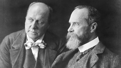 El escritor Henry James (a la izquierda) y su hermano, el psicólogo William James, en una imagen sin fecha.