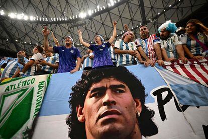 Aficionados argentinos con una pancarta de Maradona esperan el incio del encuentro. 