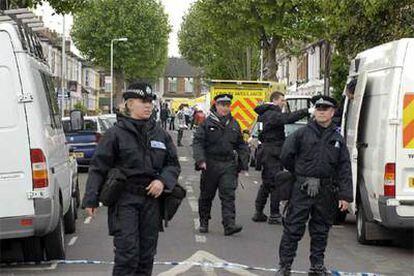 Policías vigilan los alrededores de la casa de Londres donde tuvo lugar la redada el pasado viernes.