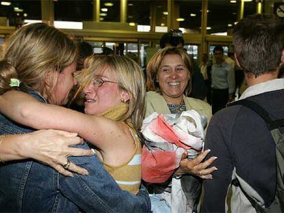 Algunos de los turistas españoles afectados por el huracán Wilma en México saludan a sus familiares en el aeropuerto de Barajas.