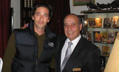 El actorAdrien Brody, junto al fundador del local, Manuel del Rey