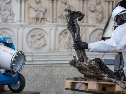 Un obrero de Notre Dame limpia unos restos de la catedral el pasado miércoles 