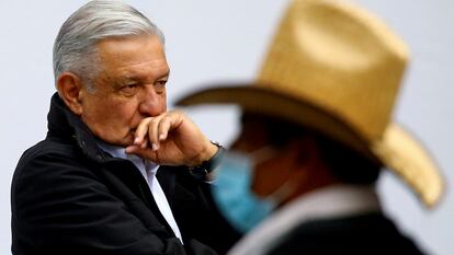 Andrés Manuel López Obrador, durante una reunión con los padres de los 43 normalistas desaparecidos de Ayotzinapa, en 2020.